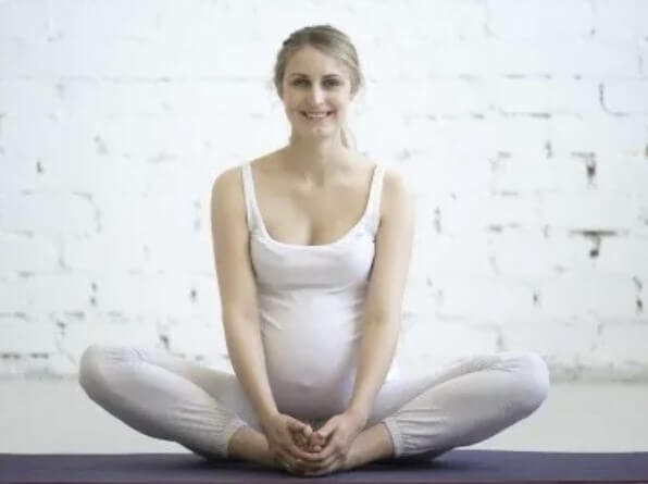 postura del zapatero de yoga